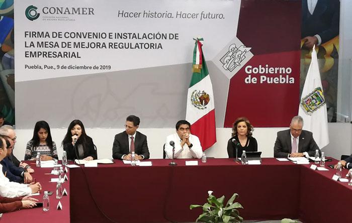 Barbosa firma convenio para facilitar la apertura de empresas