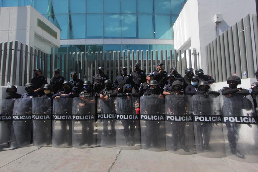 Plantón de mujeres frente a la FGE; las reciben los granaderos