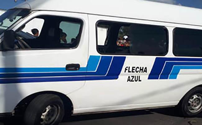 Asaltan ruta Flecha Azul y pasajeros amarran a chofer por ser cómplice