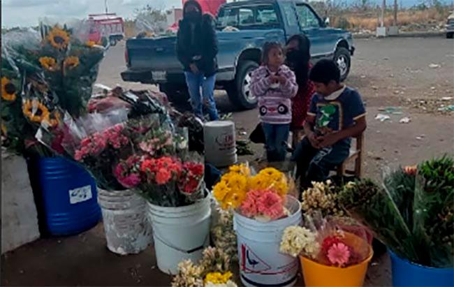 Más de mil 500 productores de Atlixco comercializan rosas en la plazuela Santa Rita