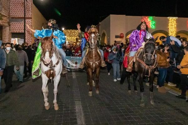 VIDEO Noche mágica se vivió en desfile Familia con Ilusión