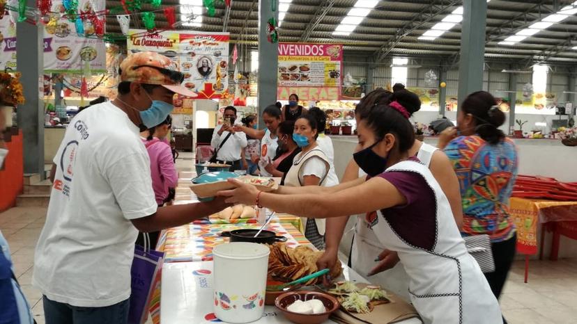 Fonderas regalan comida en Tehuacán ante contingencia