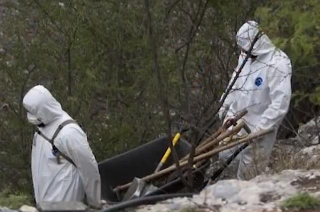 Buscan a sus familiares entre cuerpos de fosas clandestinas