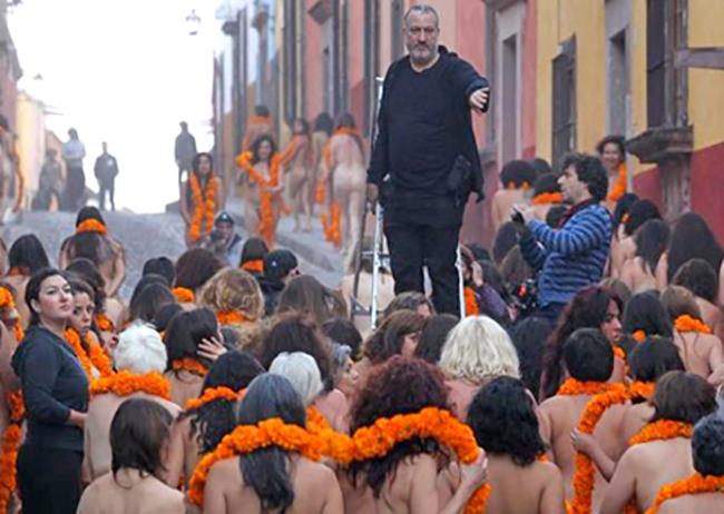 Spencer Tunick va contra censura a desnudos en Facebook