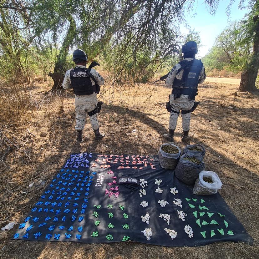 Guardia Nacional localiza bultos con más de mil envoltorios de cristal y bolsas con marihuana