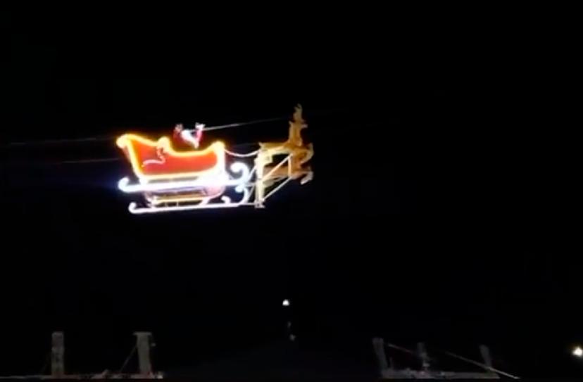 VIDEO Santa Claus se estrella contra edificio en Apizaco