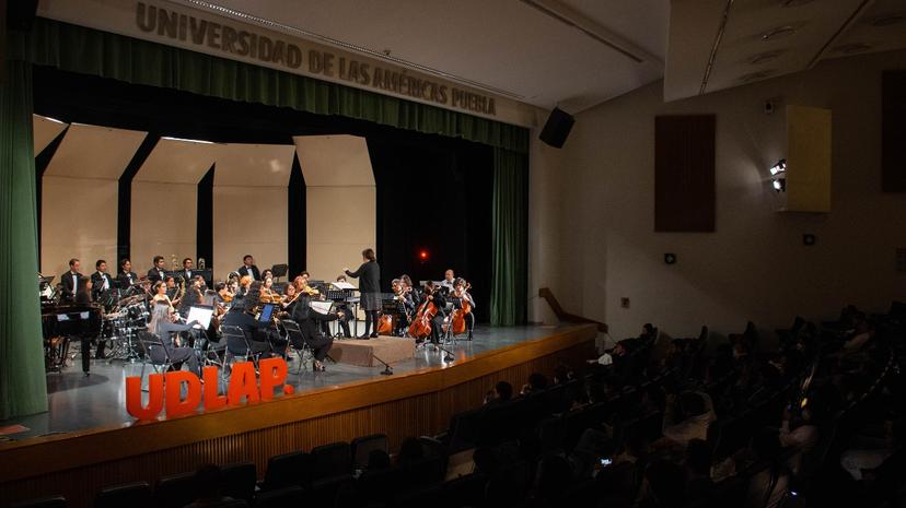 Estudiantes de Música de la UDLAP toman la batuta para dirigir a la orquesta y banda sinfónica