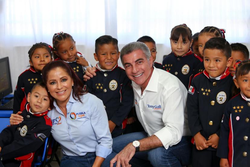 Gobernador entrega computadoras a preescolares de Puebla