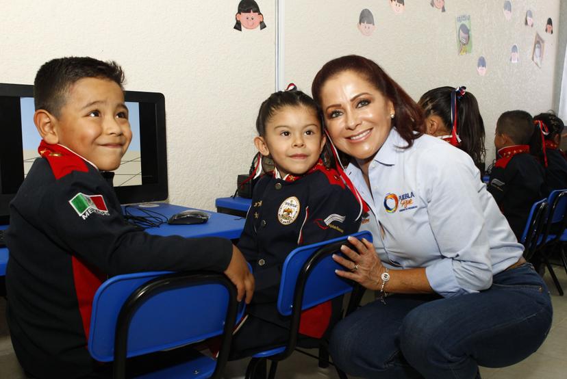 Gobernador entrega computadoras a preescolares de Puebla