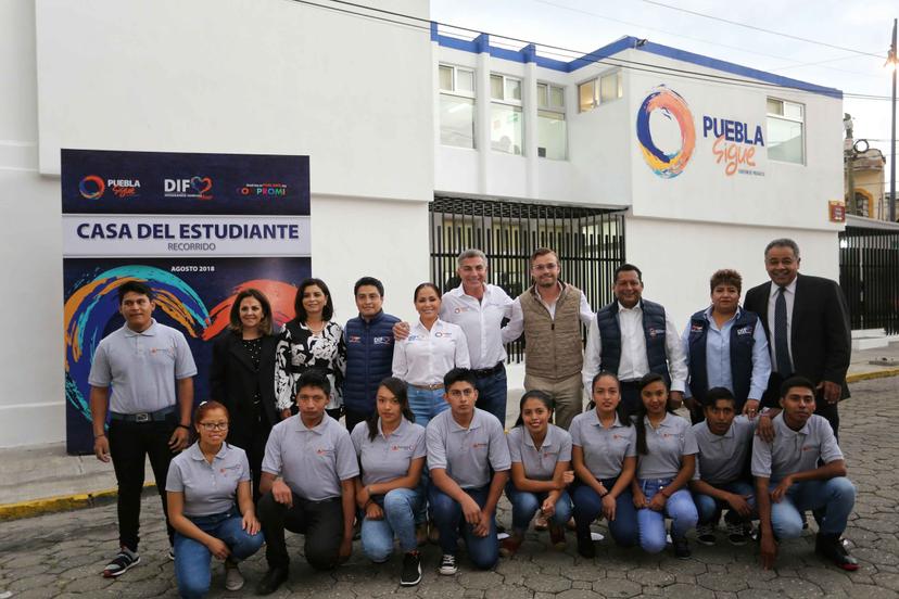 Antonio Gali y esposa visitan la Casa del Estudiante