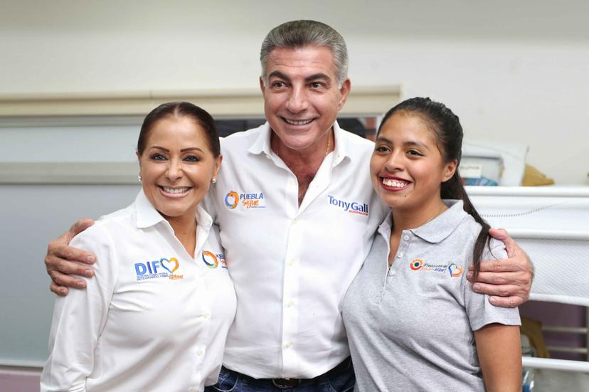 Antonio Gali y esposa visitan la Casa del Estudiante