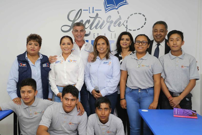 Antonio Gali y esposa visitan la Casa del Estudiante