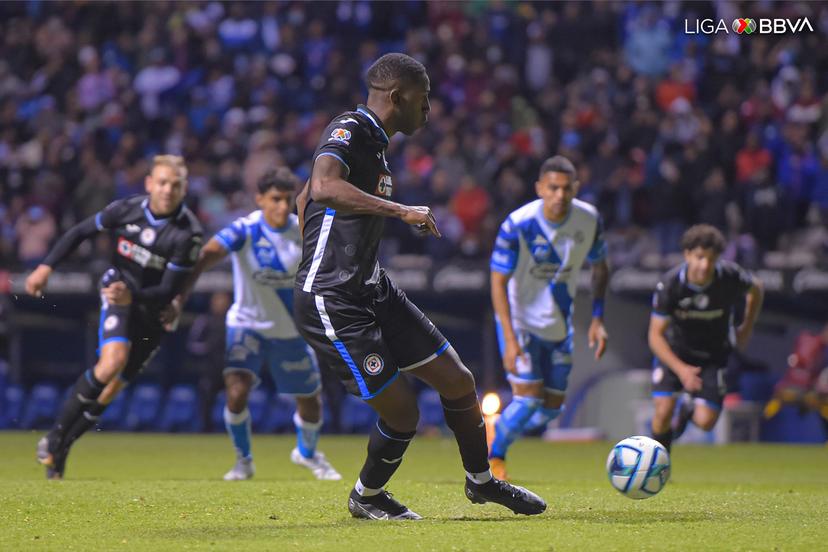 Cruz Azul arrolla 3 – 1 al Puebla en el Cuauhtémoc