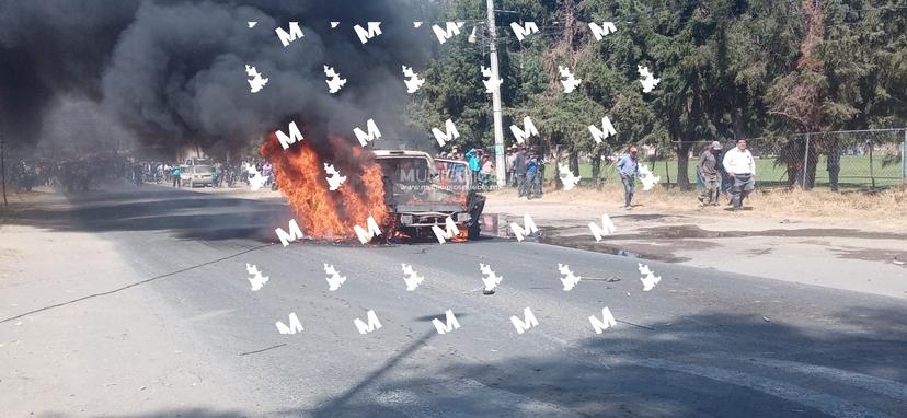 VIDEO Explota camioneta con cohetes en Xalmimilulco, se reportan varios heridos