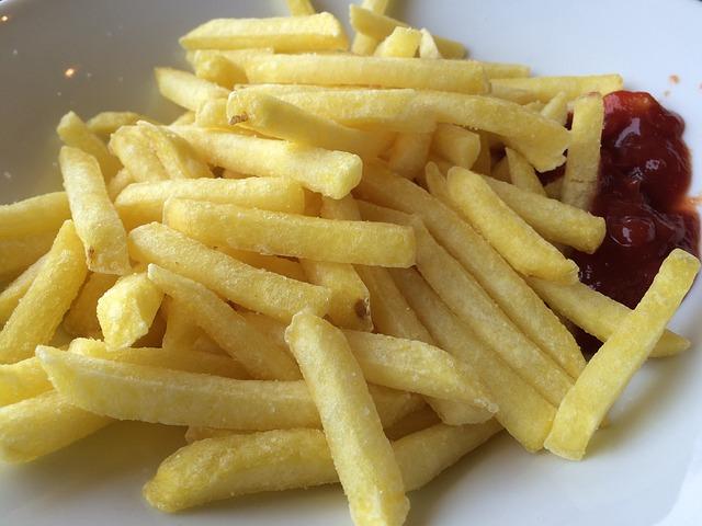 Joven se queda ciego por comer papas fritas