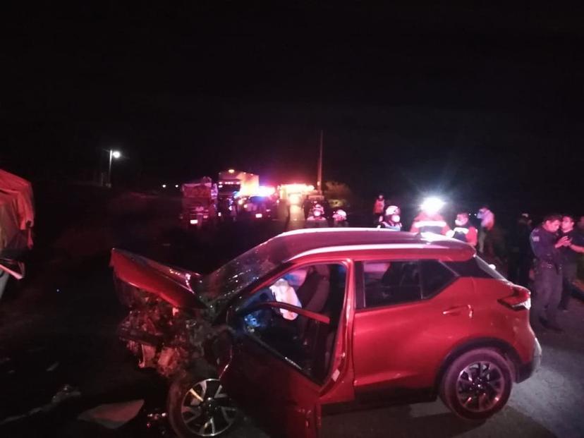 Choque frontal entre camionetas deja cuatro lesionados en Altepexi