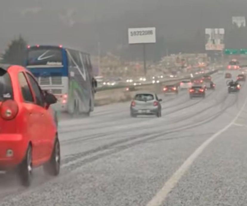 VIDEO La autopista México-Puebla y México-Toluca, se vistieron de blanco