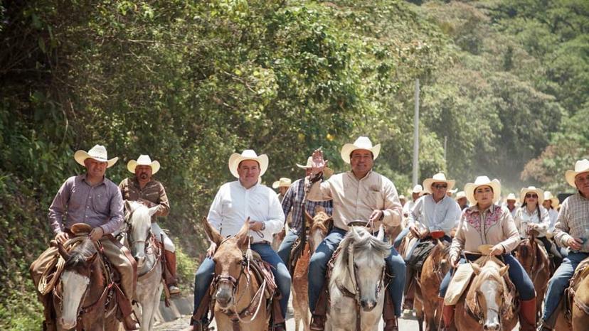 Alcaldes priistas arropan a Julio Huerta durante cabalgata en Xicotepec 