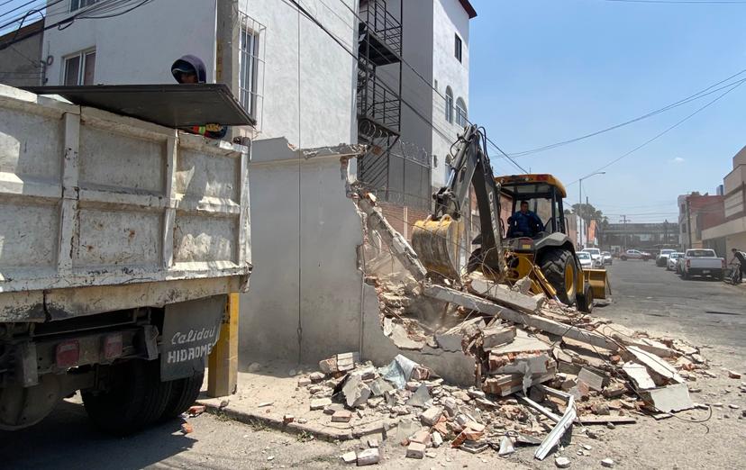 VIDEO Derriban parte de una casa de vecino que estaba de manera irregular