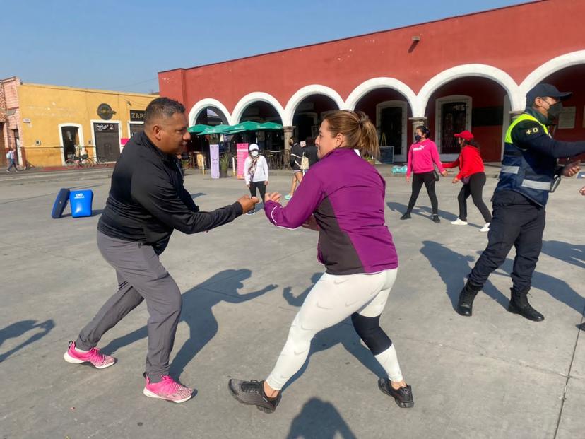 Mamás festejan 10 de Mayo aprendiendo defensa personal en Cholula