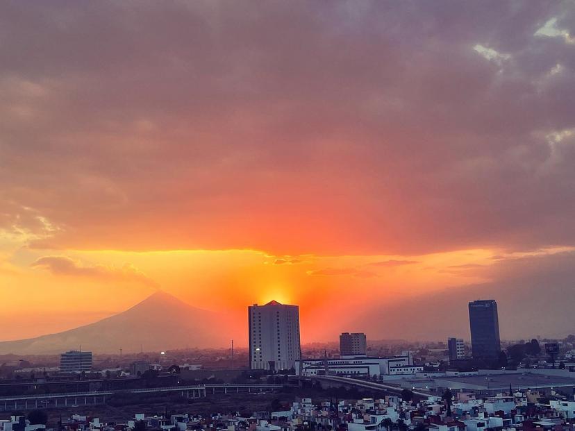 Cenizas del Popocatépetl nublan zonas de Zavaleta, Las Ánimas y La Noria