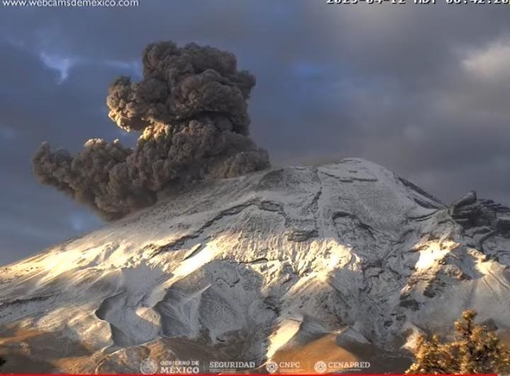 VIDEO Popocatépetl amanece con explosión y lanzamiento de material incandescente