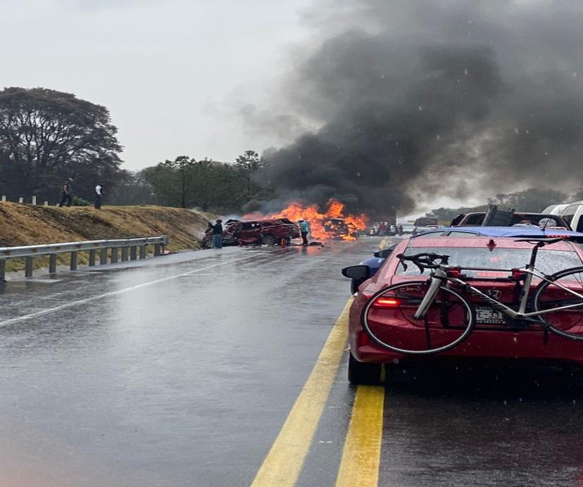 Accidente en la Amozoc-Perote deja por lo menos seis personas muertas