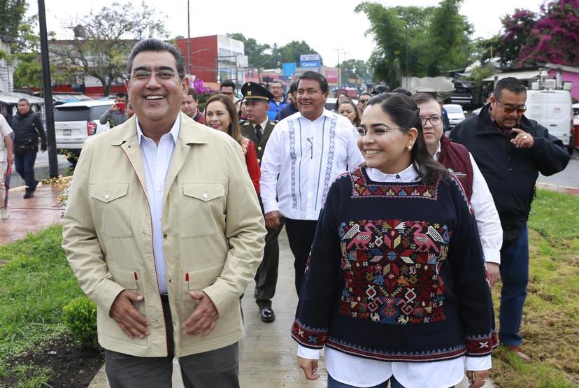 Todos quieren sea Julio... para terminar carreteras, bromea Sergio Salomón