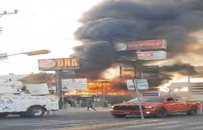 Se incendia local en Plaza Comercial Zona en Tehuacán