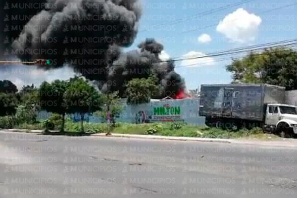 Incendio en corralón amenaza con llegar a gasera en Tehuacán