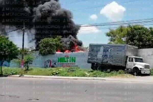 Incendio en corralón amenaza con llegar a gasera en Tehuacán