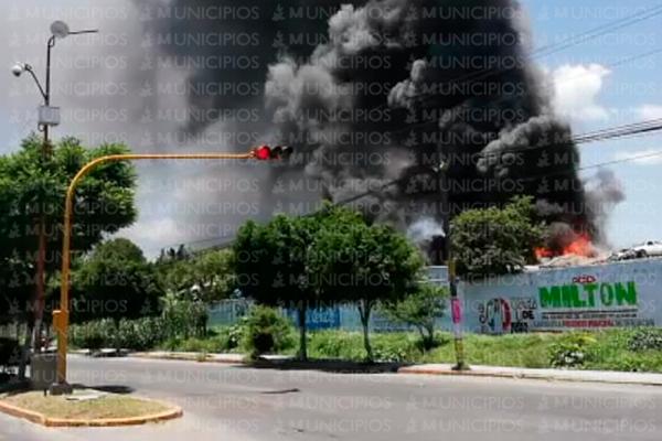 Incendio en corralón amenaza con llegar a gasera en Tehuacán