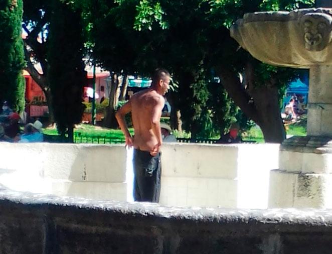 Hombre se baña en fuente histórica de Atlixco