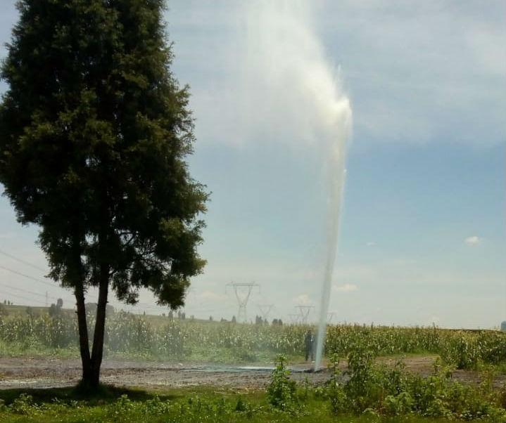 VIDEO: Fuga lanza combustible a 10 metros de altura en Texmelucan