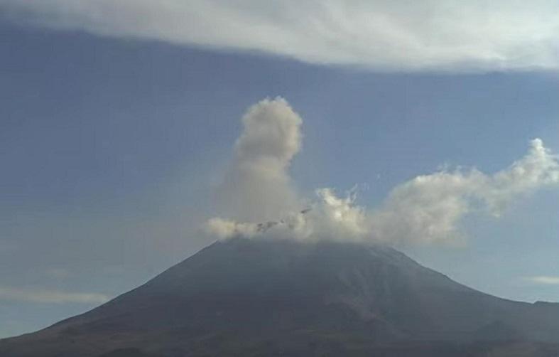 Suspenden vuelo Puebla-Houston por tercer día al caer ceniza del Popo