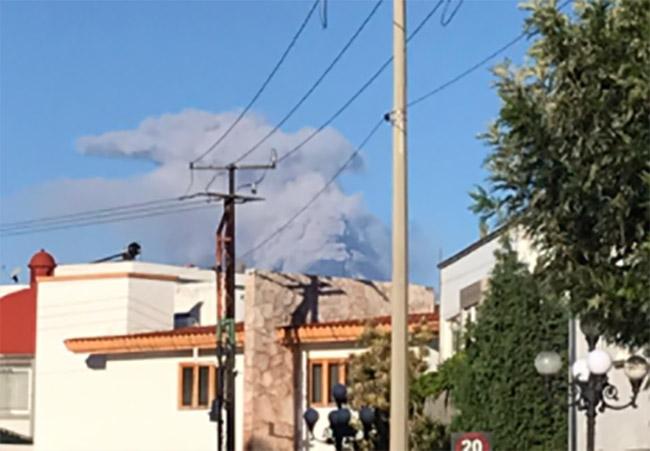 VIDEO Captan impresionante fumarola del volcán Popocatépetl 