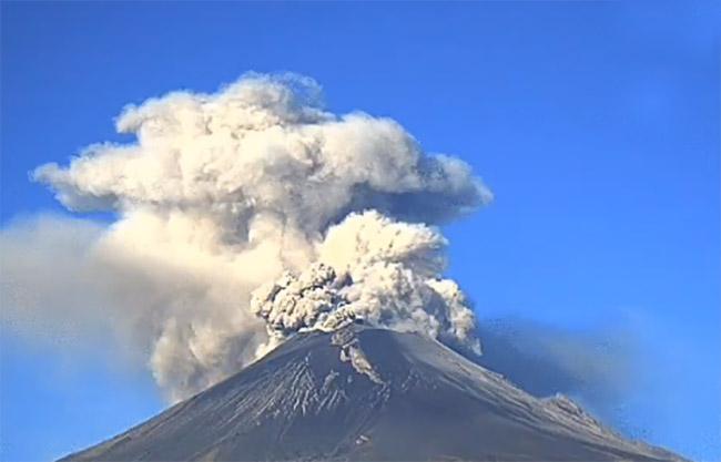 VIDEO Captan impresionante fumarola del volcán Popocatépetl 