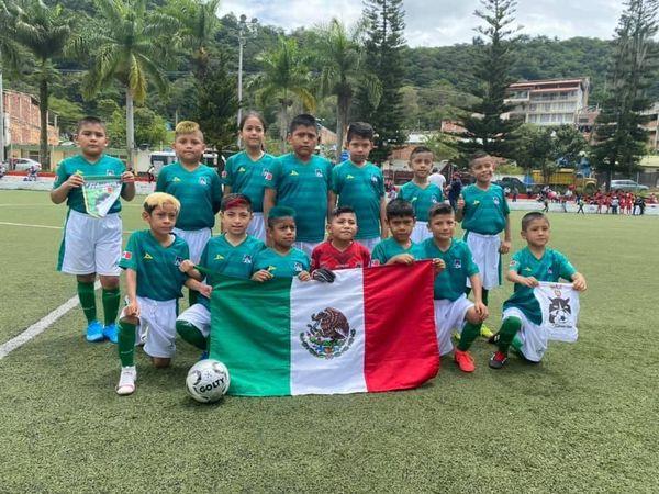 Debuta equipo de fútbol infantil de Tehuacán ganando 3-0 en Colombia