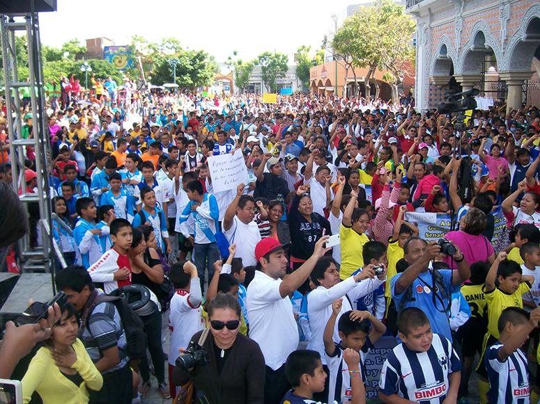 Marchan futbolistas en Tehuacán para exigir espacios deportivos