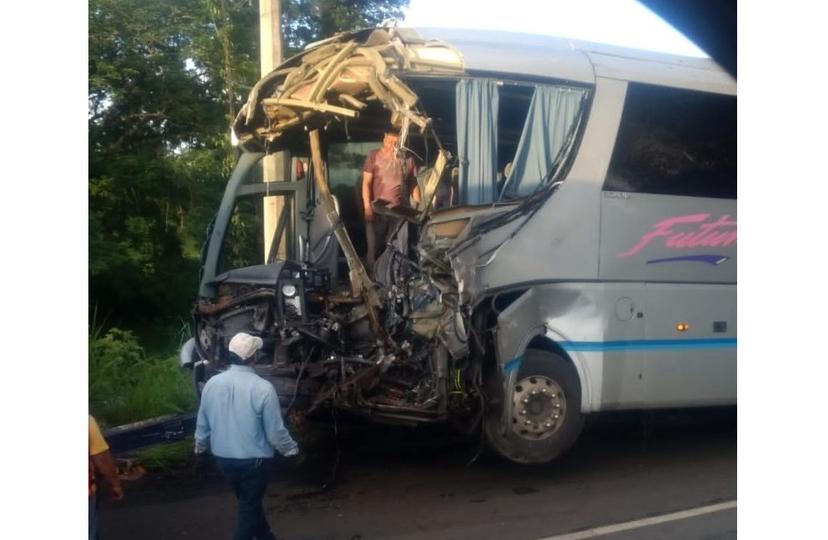 Mueren dos en choque de tráiler y autobús en la México-Tuxpan