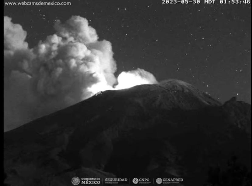 Popocatépetl lanza material incandescente de madrugada