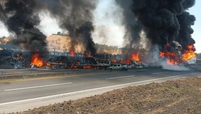 VIDEO Carambola de tráileres y autos deja 5 muertos en Jalisco