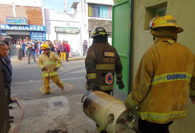 Explosión de gas deja tres quemados y caninos lesionados