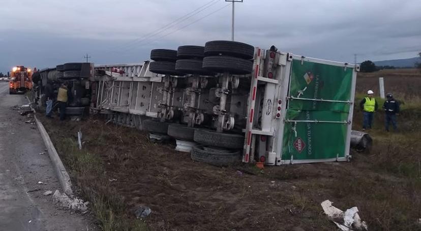 Vuelca tráiler con gas natural comprimido en Amozoc