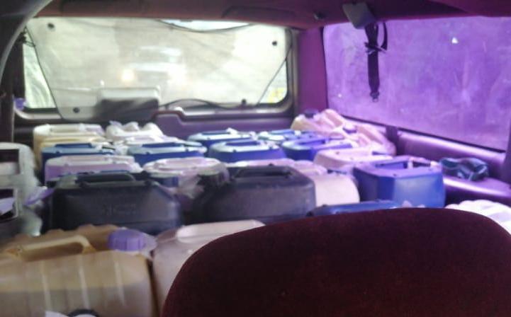 Dejan camioneta con más de mil litros de gasolina en Huauchinango