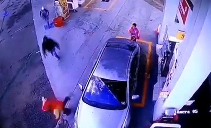 VIDEO Hampones disparan a despachadores en asalto a gasolinera en Puebla