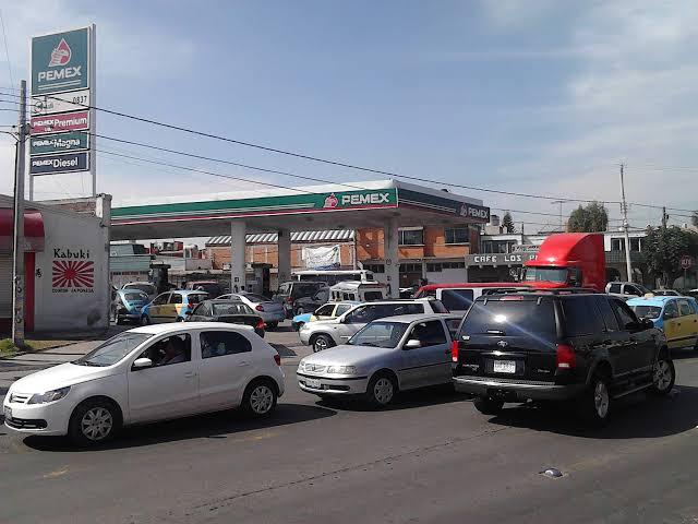 Asaltan a clientes y empleados de gasolinera en Texmelucan