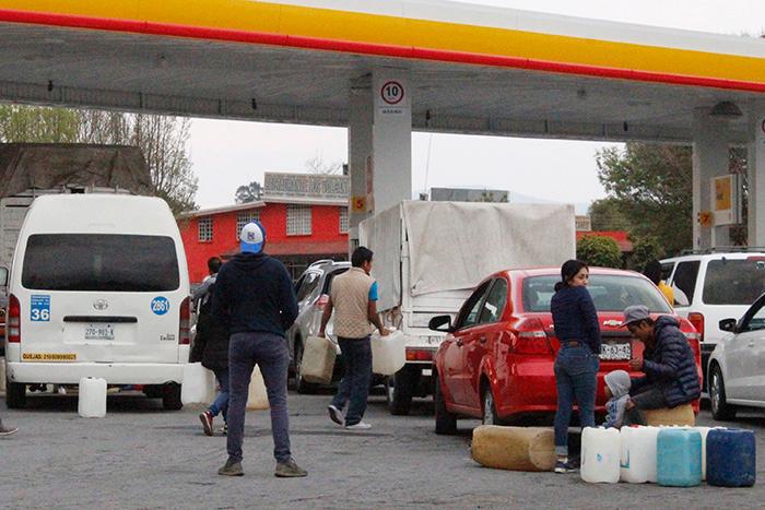 Chilangos vienen a cargar gasolina a Puebla