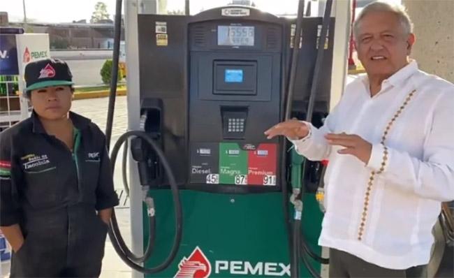 Bajé la gasolina porque ahora cuesta menos importarla: AMLO