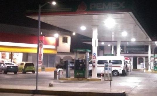 Asaltan con lujo de violencia gasolinera en Chignautla